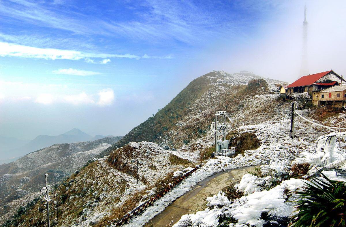 Tiết trời lạnh giá ở đỉnh Mẫu Sơn