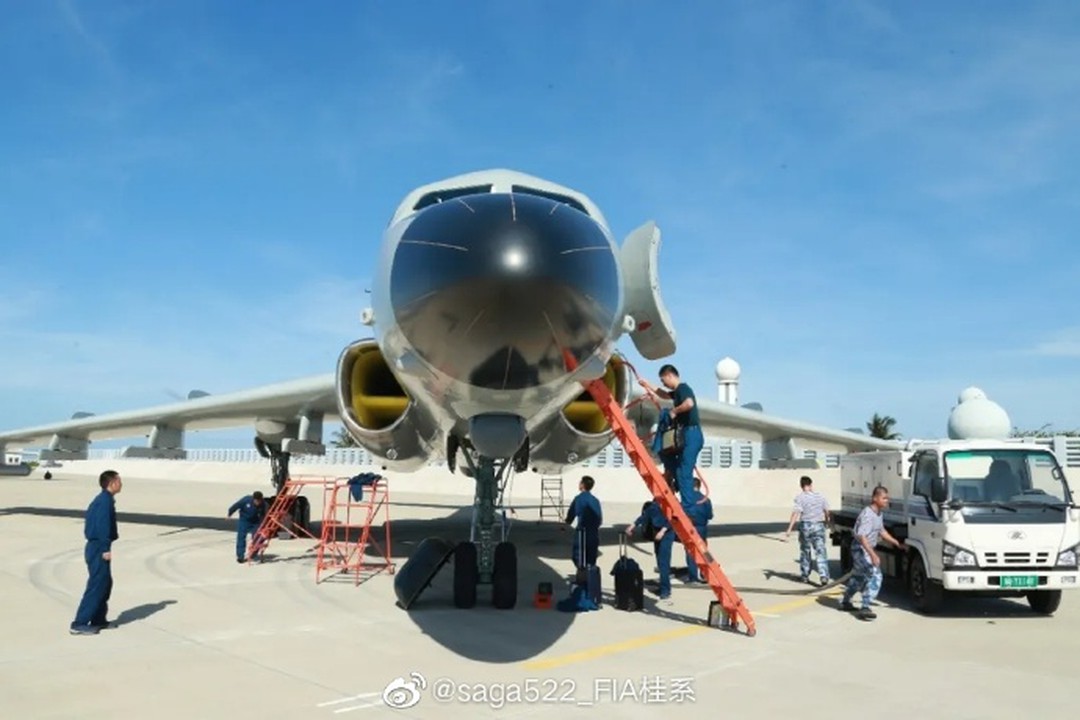 Máy bay ném bom Trung Quốc lộ nhược điểm khi tuần tra