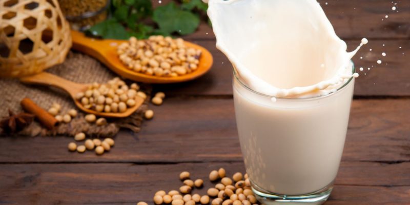 Nên uống sữa buổi sáng hay tối để nạp đầy đủ chất dinh dưỡng?