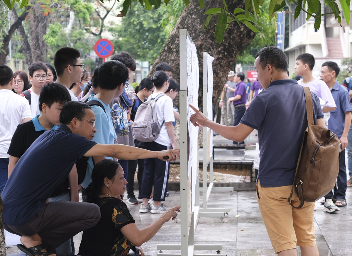 Phụ huynh xông vào lớp đấm, đá học sinh ở Điện Biên