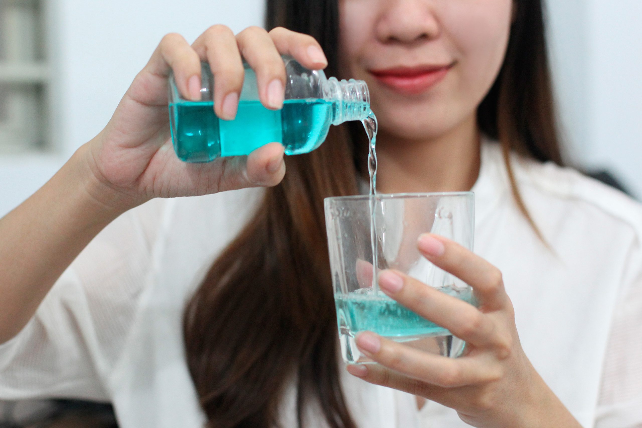 Sử dụng nước muối sinh lý để xúc miệng, có nên hay không?