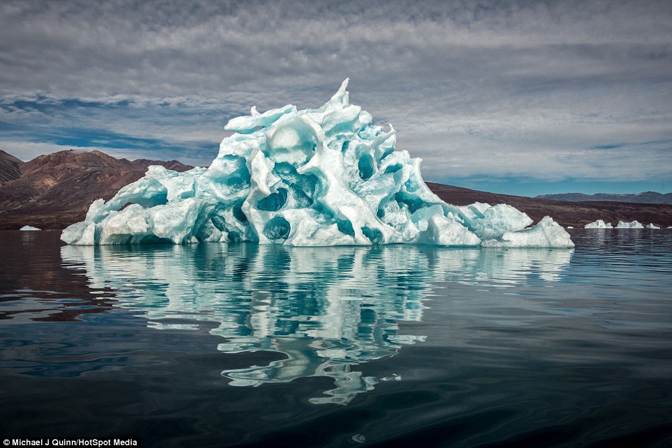 Sự vỡ đôi của núi băng trôi lớn nhất thế giới gây chấn động